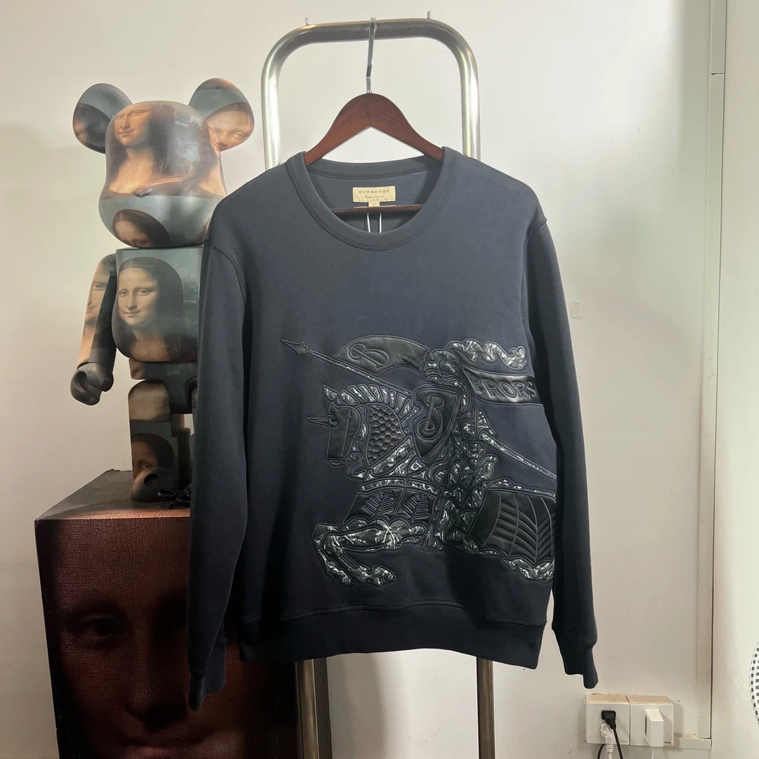 99新 BURBERRY/博柏利 黑色战马卫衣 V2414尺码:XL 衣长68 胸围61