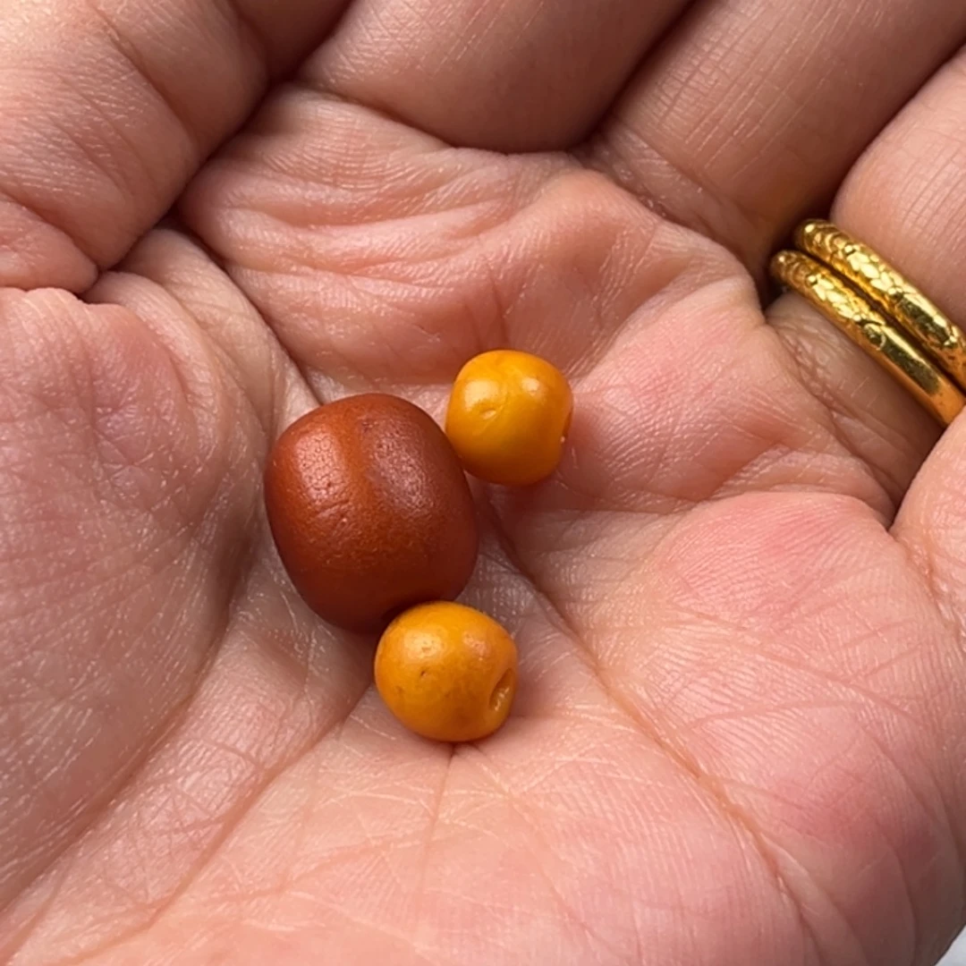 Y***g琥珀未镶嵌颈饰老蜜蜡