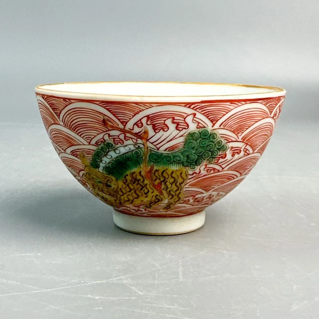 清雍正粉彩海兽纹杯。