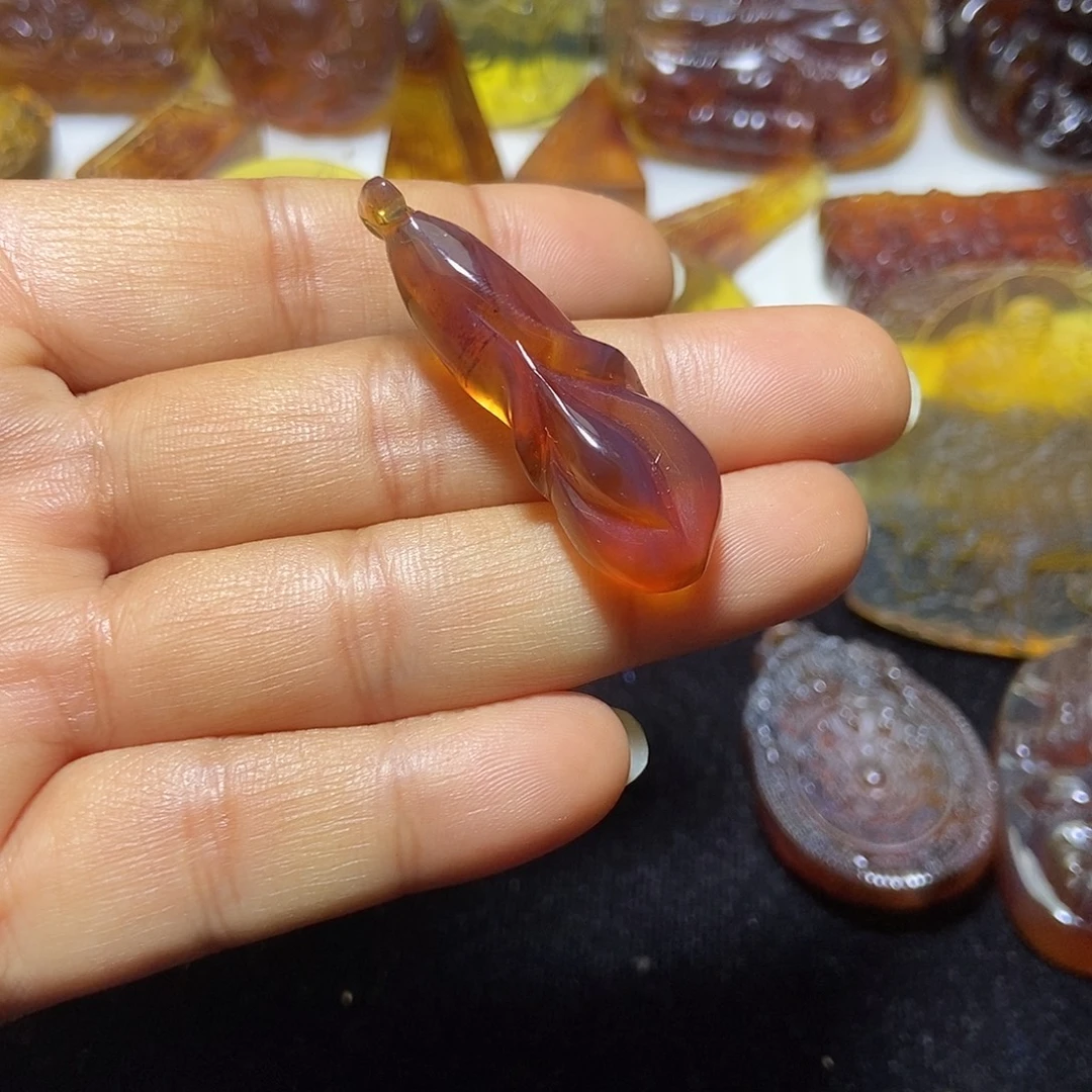 琥珀未镶嵌颈饰玉兰-52