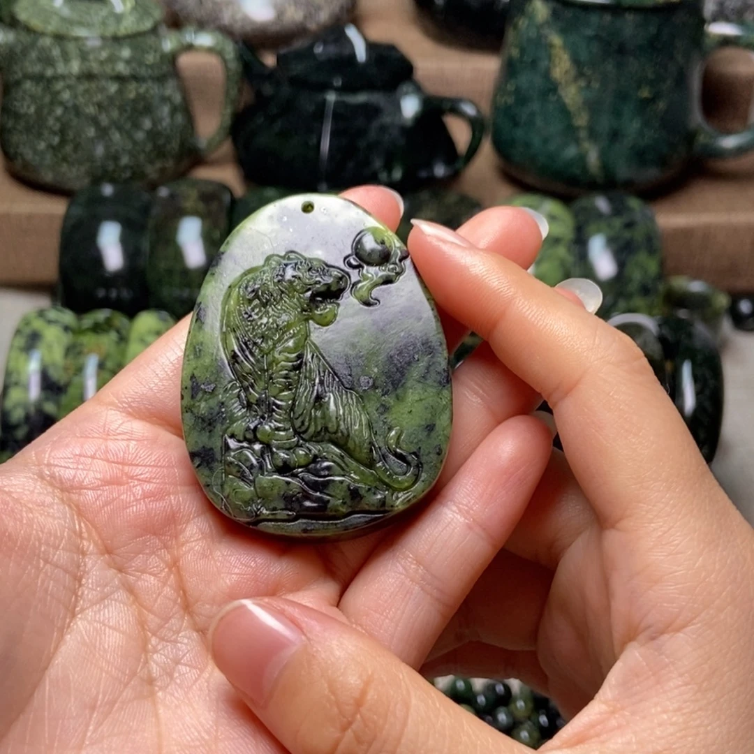 蛇纹石玉未镶嵌药王石吊坠虎微瑕