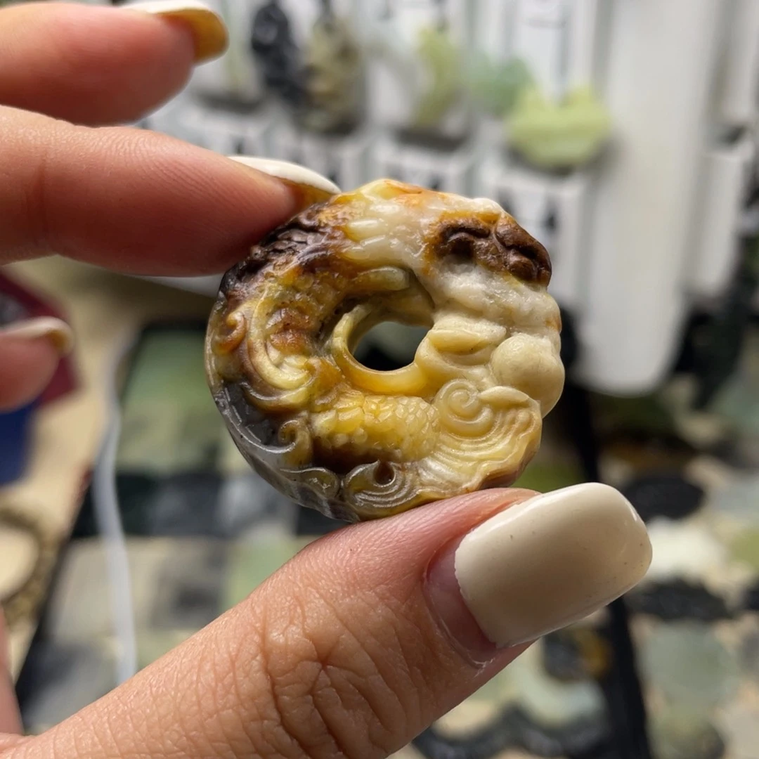 岫玉未镶嵌颈饰嵐龙扣