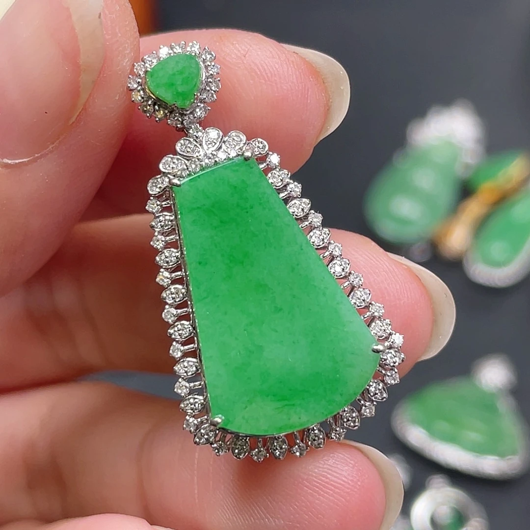 翡翠18K金镶嵌颈饰绿无事牌