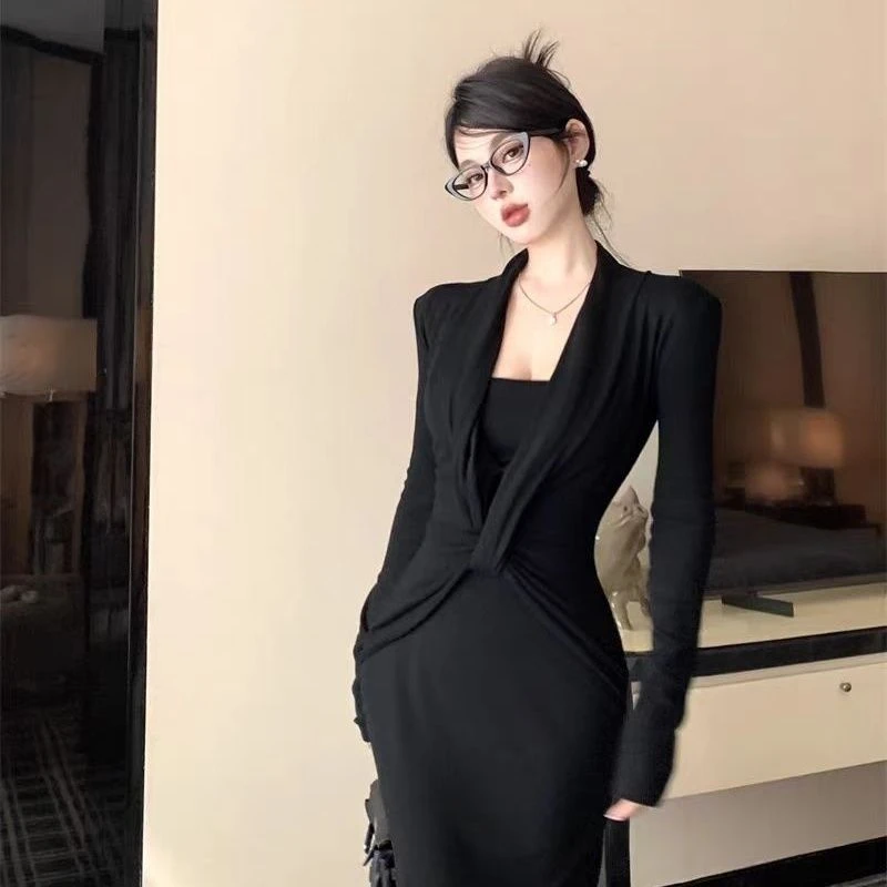法式复古气质小黑裙V领修身显瘦长裙黑色打底连衣裙秋女2025新款