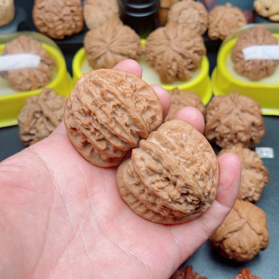 文玩核桃吊坠三角白狮子44×44×41