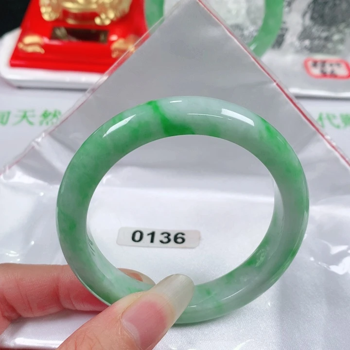 翡翠手镯未镶嵌   编号0136 正圈53+