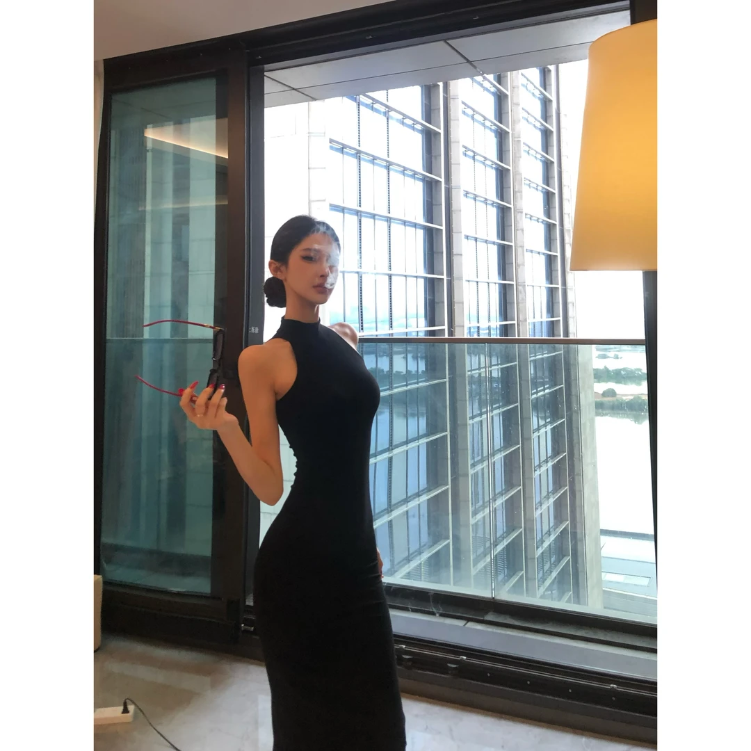 极简线条挂脖后开叉无袖修身显瘦打底连衣裙6669