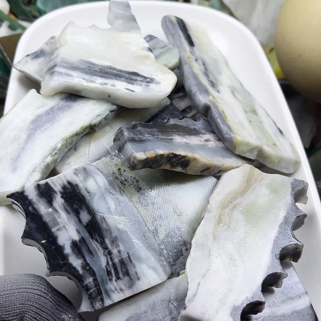 颈饰未镶嵌石英岩玉