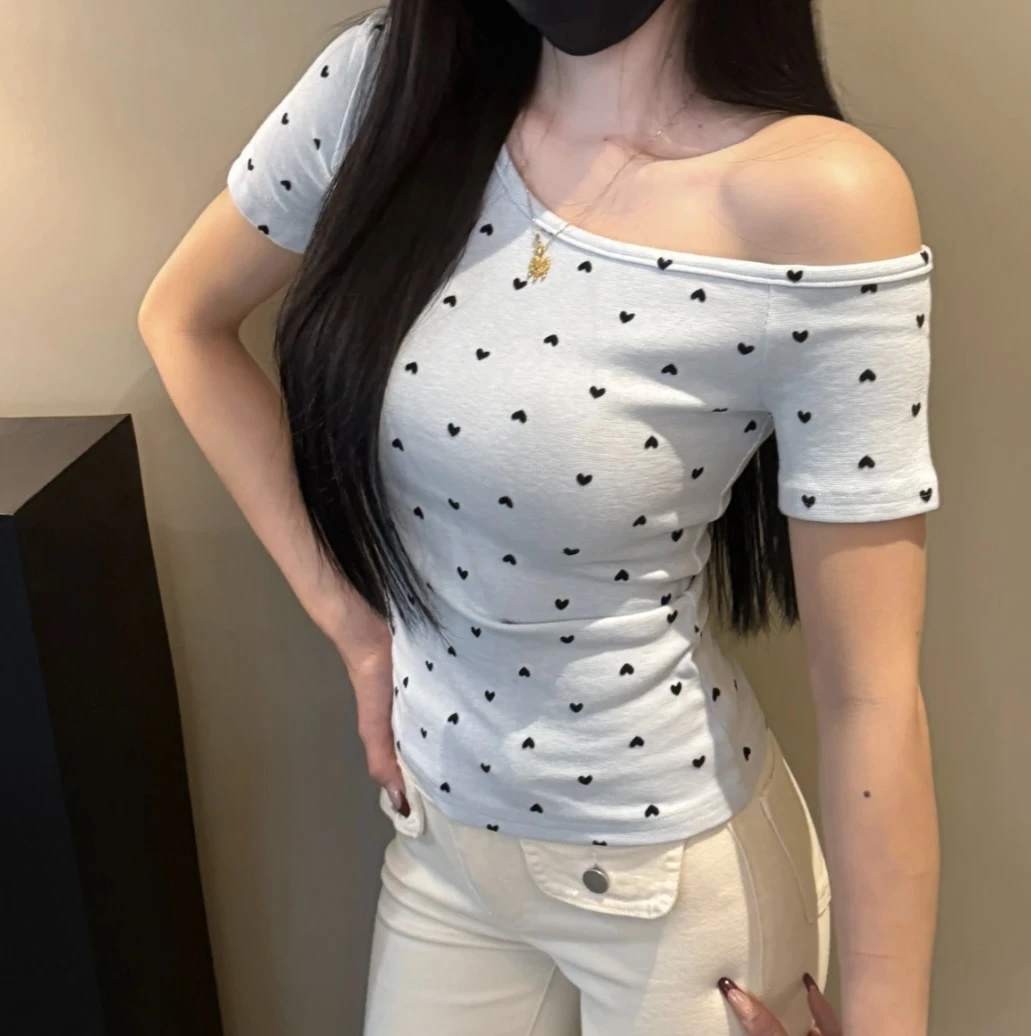 爱心2025夏季新款纯色斜肩T恤百搭修身一字肩露肩短袖辣妹上衣女