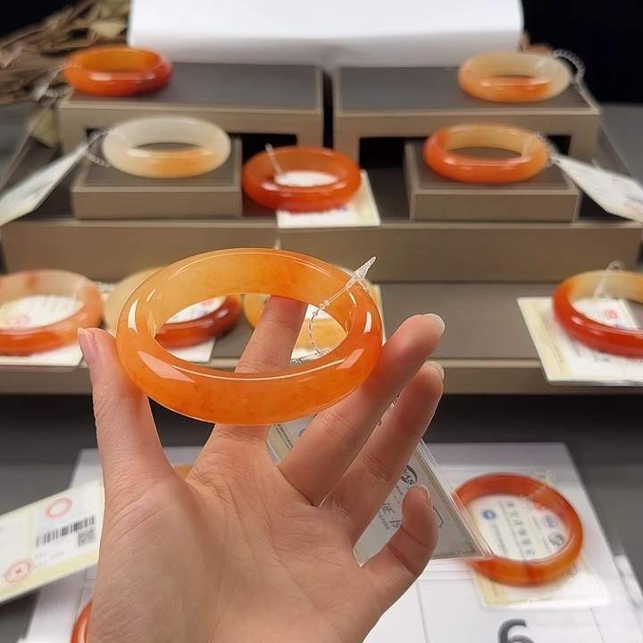 小***姐石英质玉（黄龙玉）未镶嵌手镯