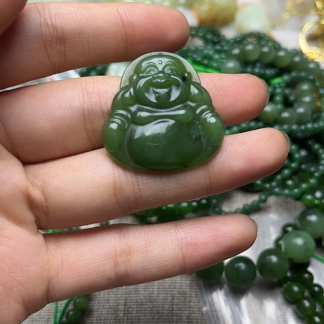 和田玉（碧玉）未镶嵌颈饰有瑕疵。