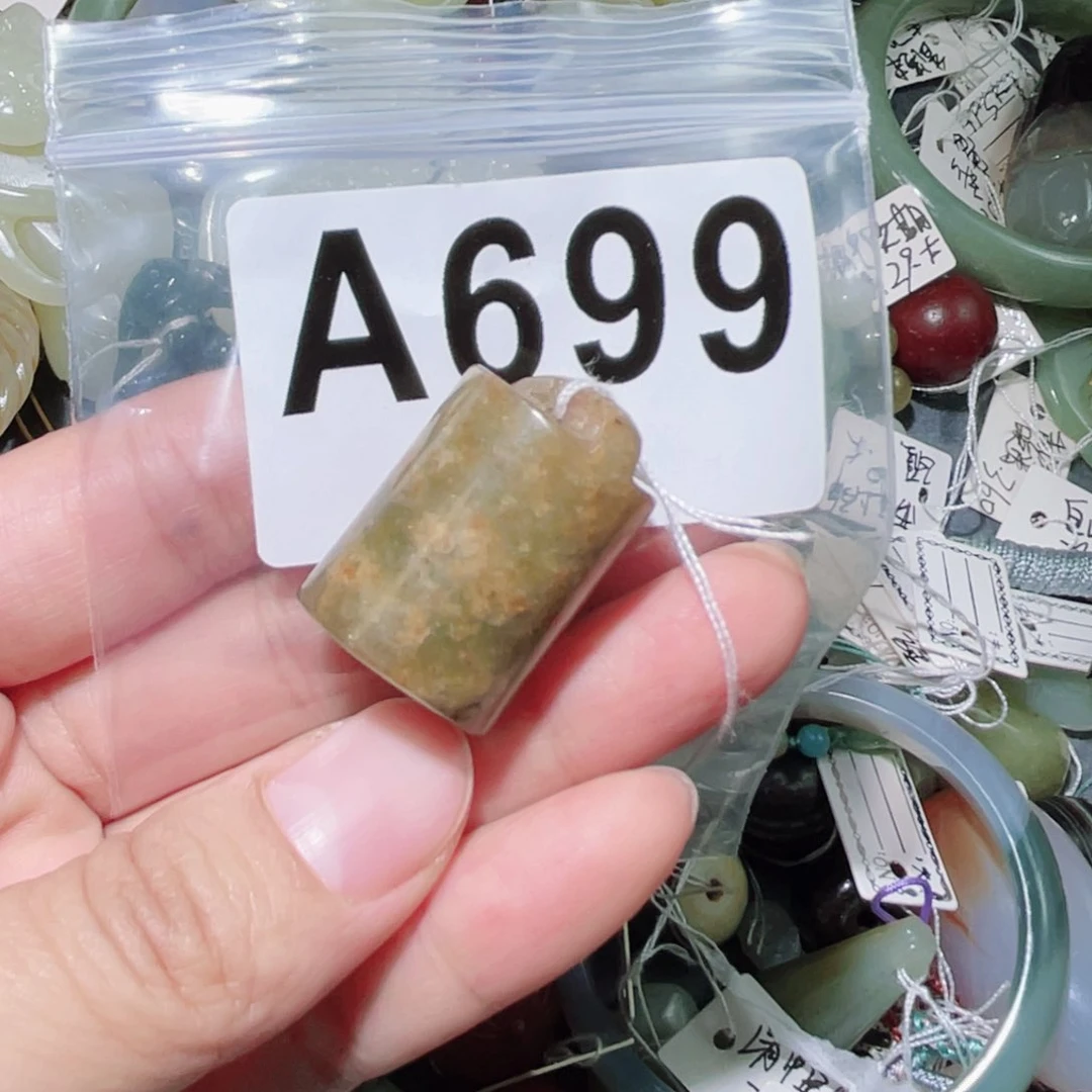 芥***身和田玉未镶嵌颈饰