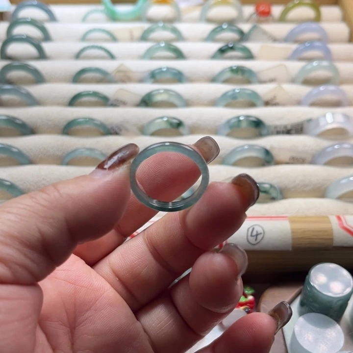 翡翠未镶嵌戒指蓝水