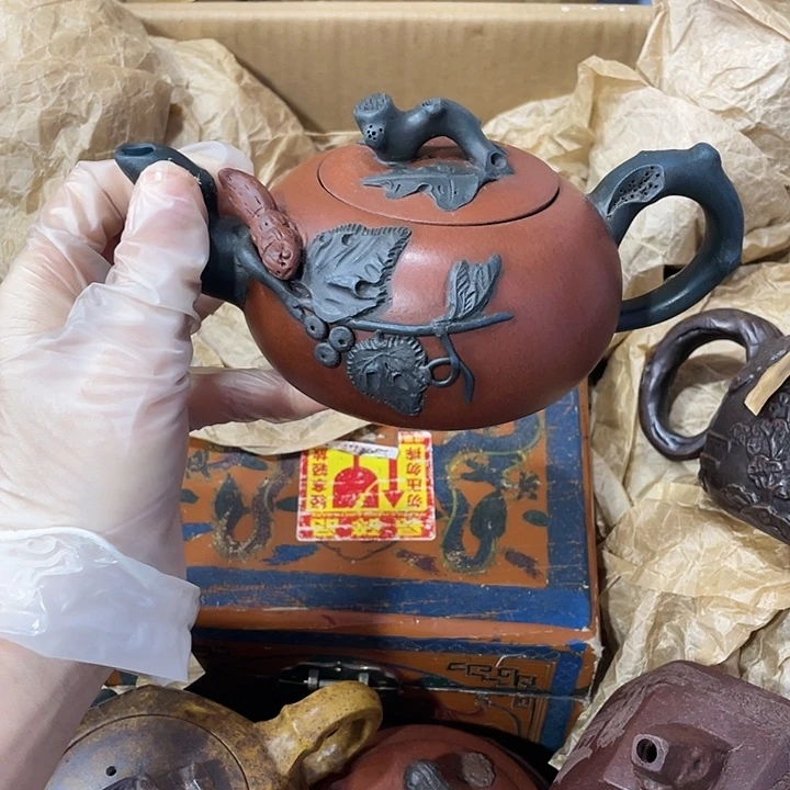 茶壶紫砂原矿泥料，手工制作的一把紫砂壶。