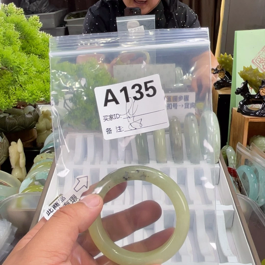蛇纹石玉未镶嵌手镯可**膘