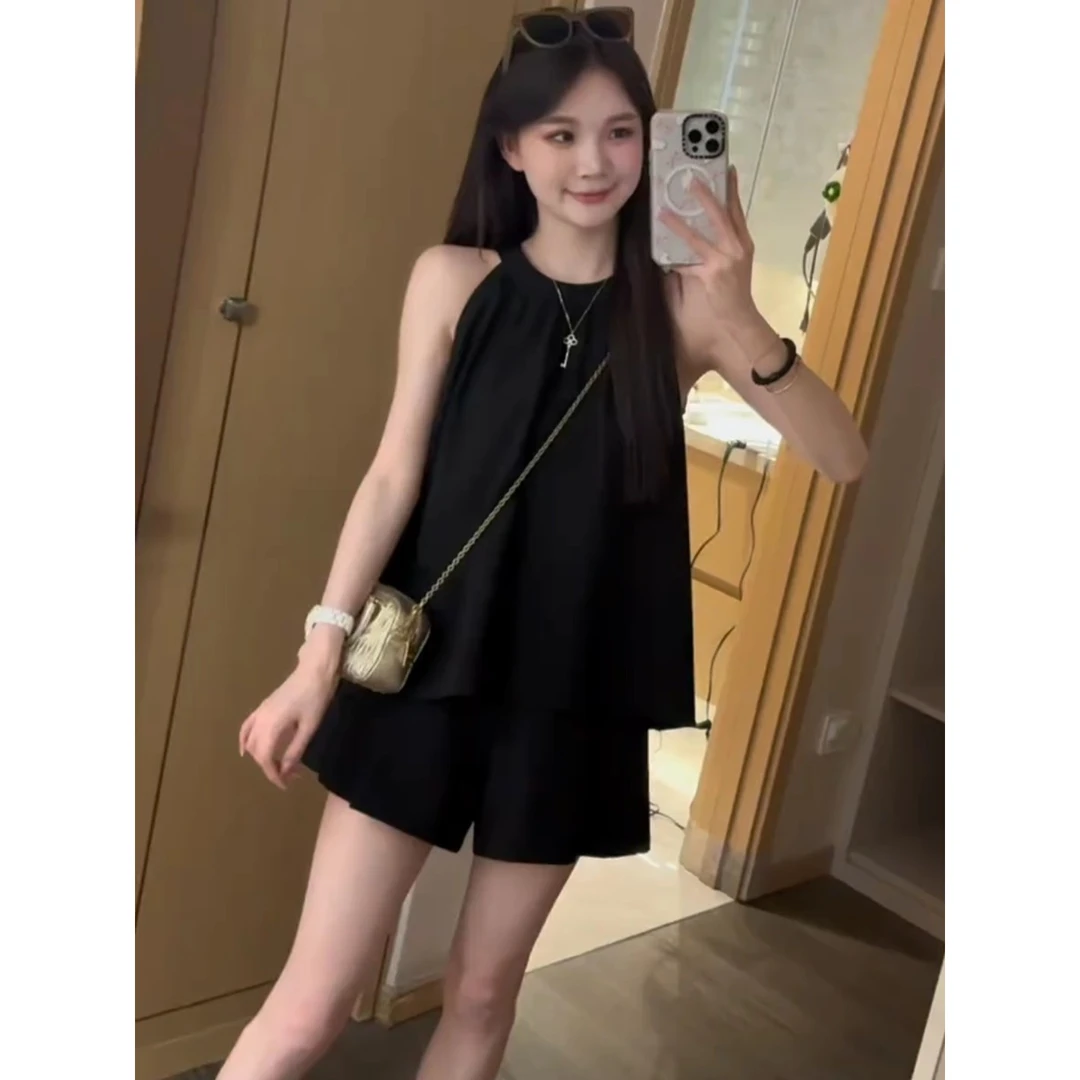 夏装小个子减龄穿搭套装女无袖挂脖吊带上衣+松紧腰A字短裤两件套
