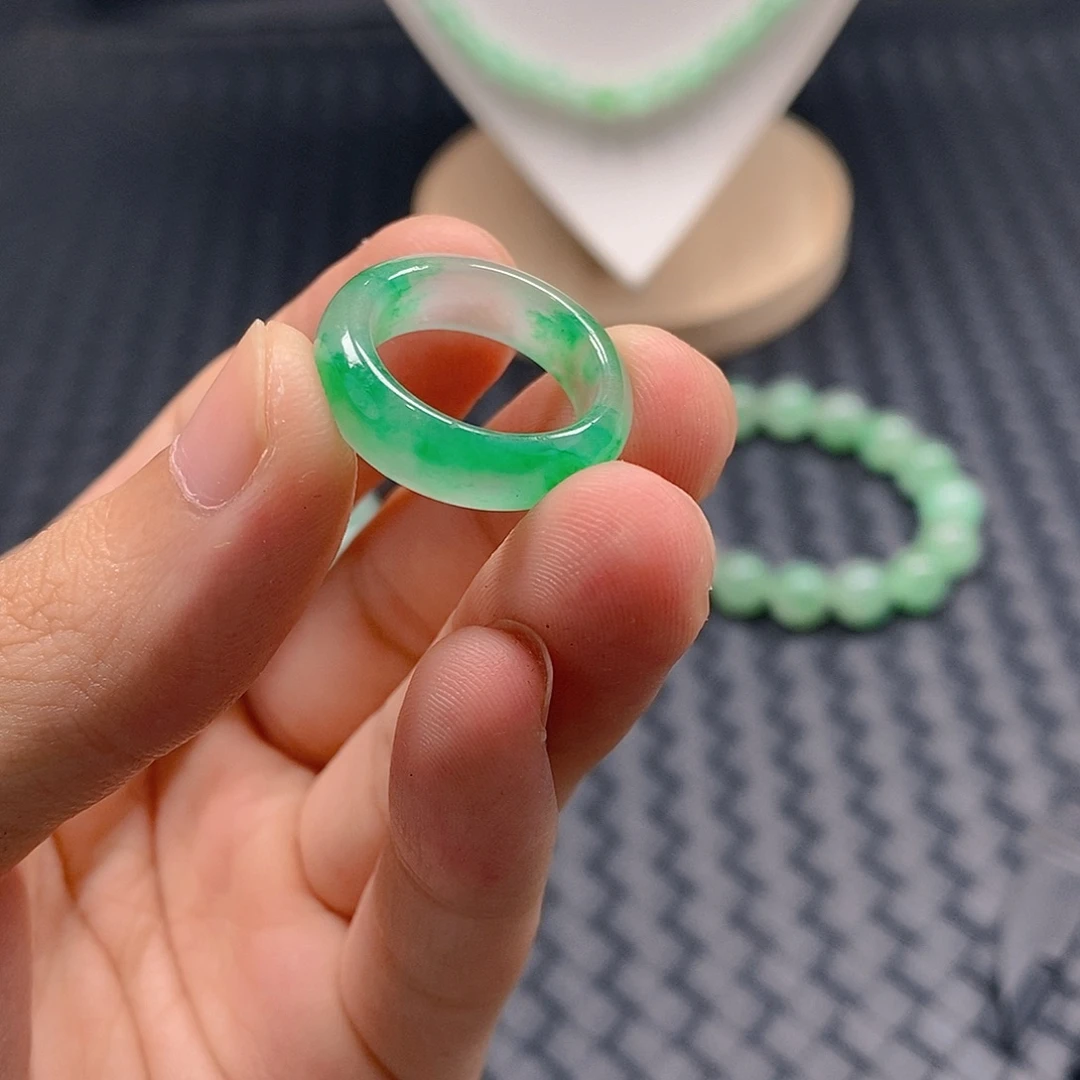 石英质玉（非洲翠）天然玉石未镶嵌