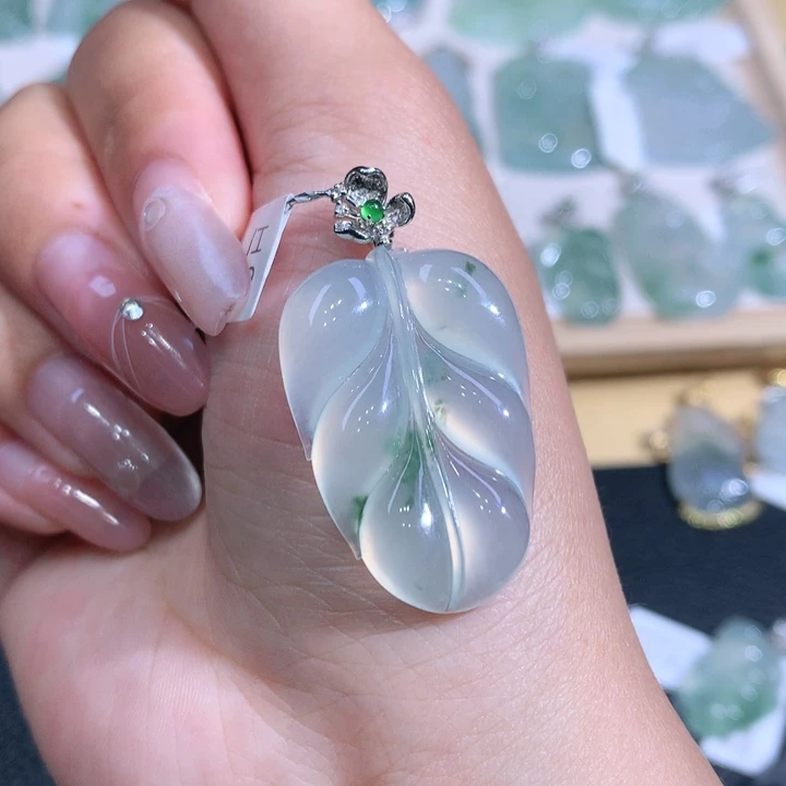 翡翠18K金镶嵌颈饰翡翠