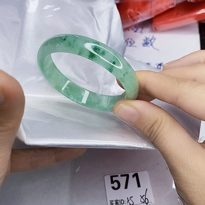 翡翠未镶嵌手镯一图一物实物为准（微瑕处理）