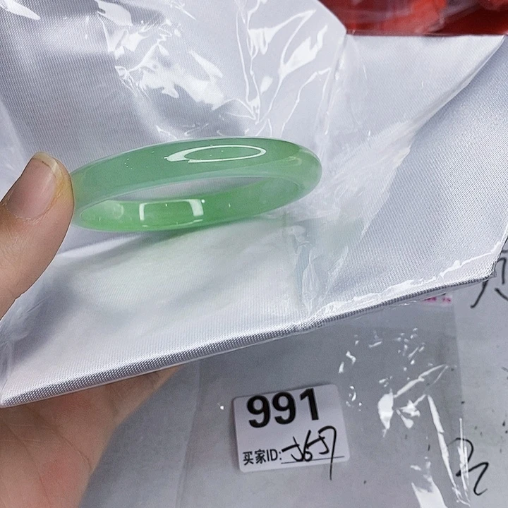 翡翠未镶嵌手镯一图一物实物为准（微瑕处理）