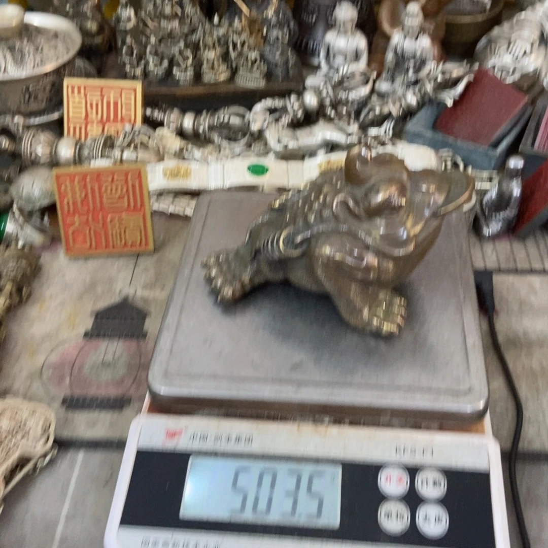 老袁话筒，摆件照样黄铜。