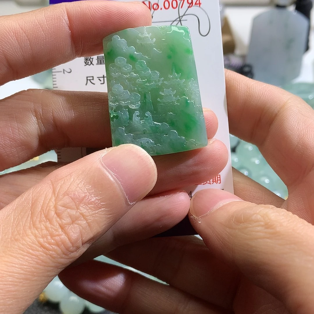 翡翠未镶嵌颈饰吊坠