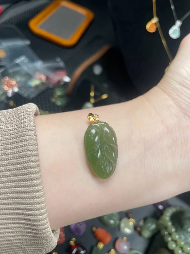 天然和田玉叶子精美时尚