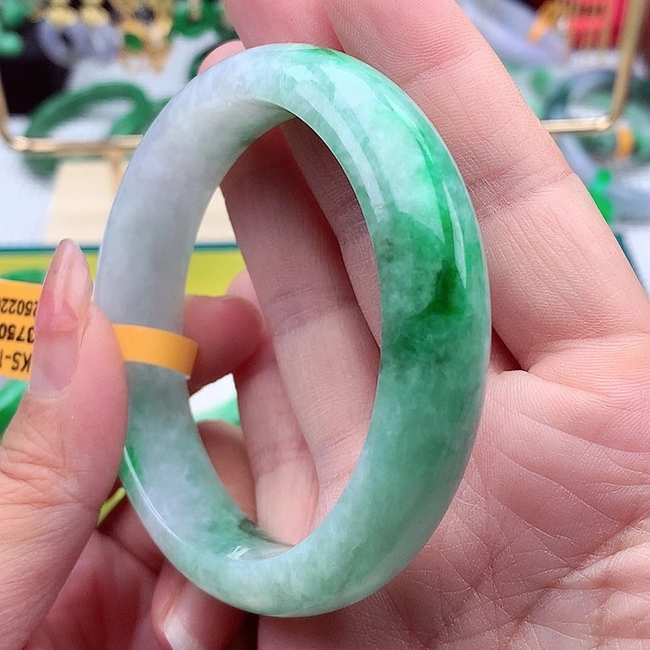 翡翠手镯未镶嵌翡翠