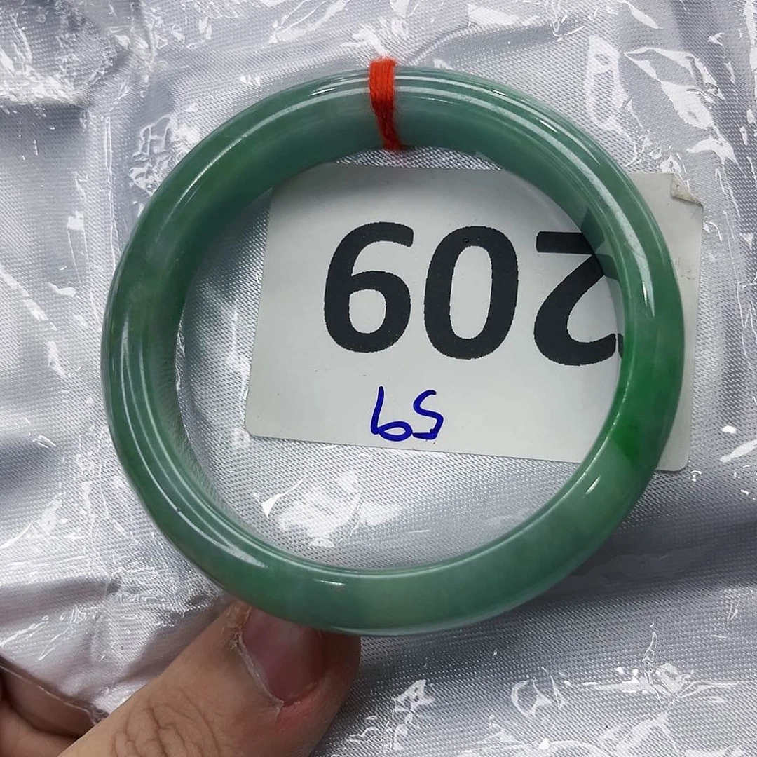 翡翠手镯未镶嵌多样性