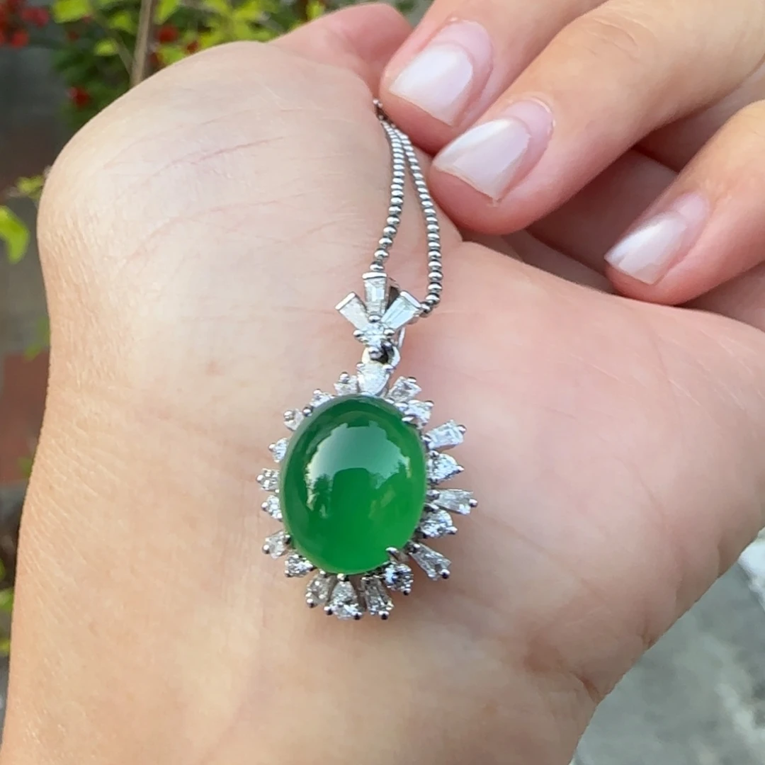 翡翠18K金镶嵌颈饰高冰辣绿蛋面