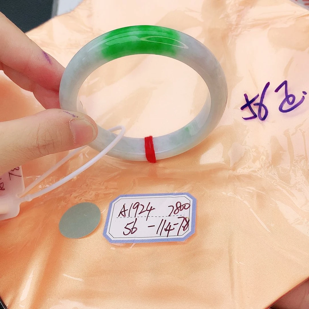 翡翠手镯未镶嵌翡翠