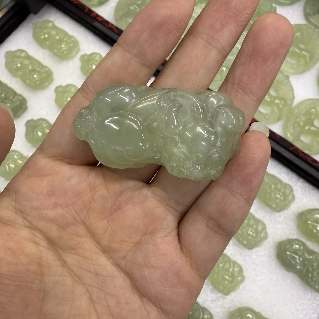 《抖音基地发货正品保真》纯天然玉石冰绿貔貅牌吊坠多样性发一个