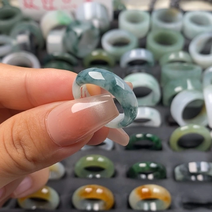 未镶嵌戒指翡翠有纹