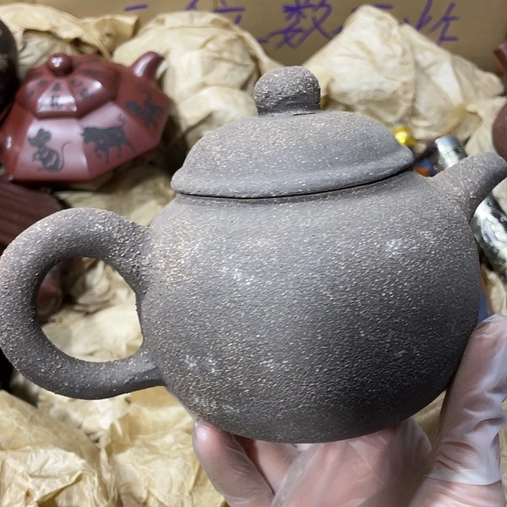茶壶紫砂原矿泥料，手工制作的一把紫砂壶。