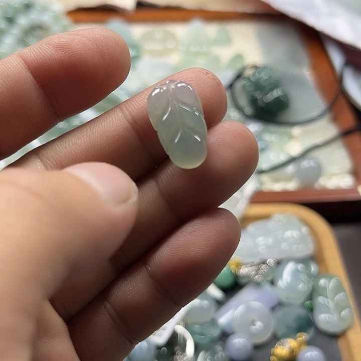 ****金翡翠未镶嵌颈饰树叶