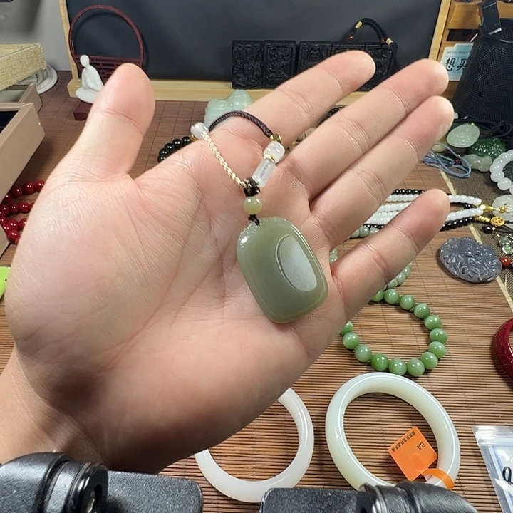 和田玉未镶嵌吊坠(赠链)