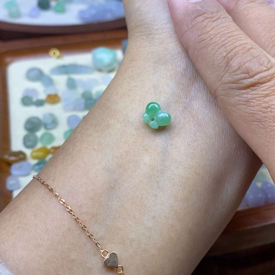 果***糖翡翠未镶嵌挂件樱桃