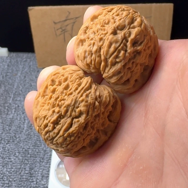 文玩核桃把件拉丝姜黄皮
