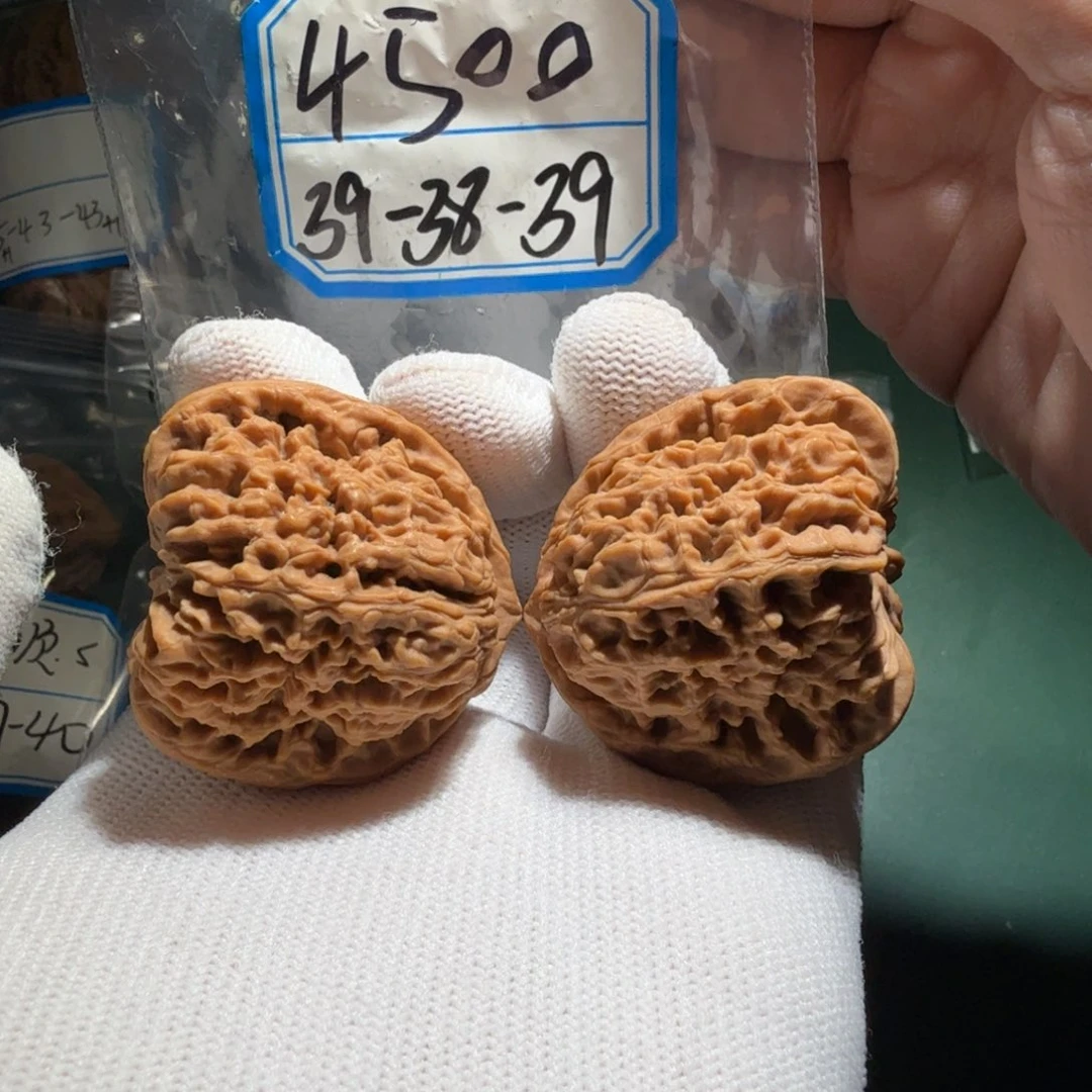 文玩核桃吊坠南疆蝴蝶万子18
