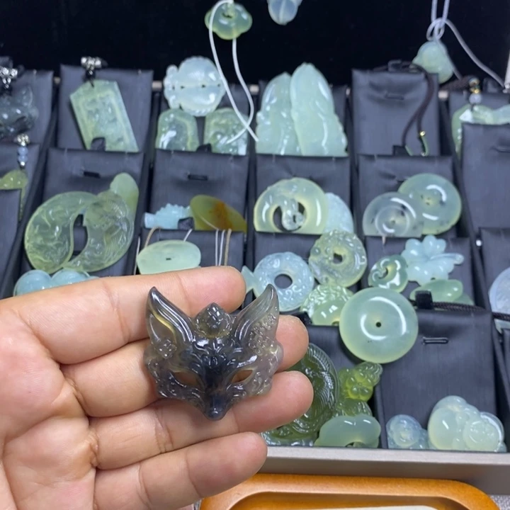 蛇纹石玉未镶嵌狐狸面具