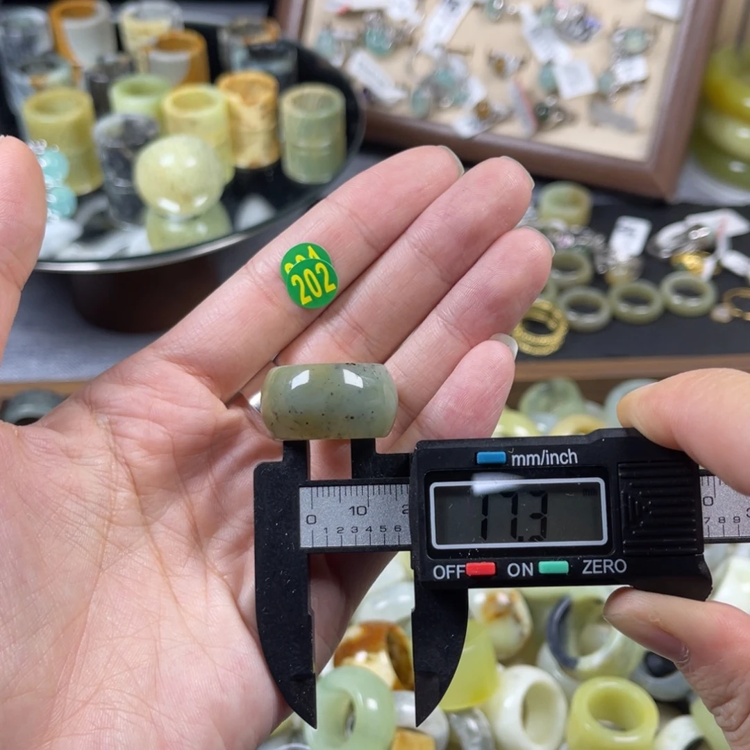 蛇纹石玉未镶嵌戒指