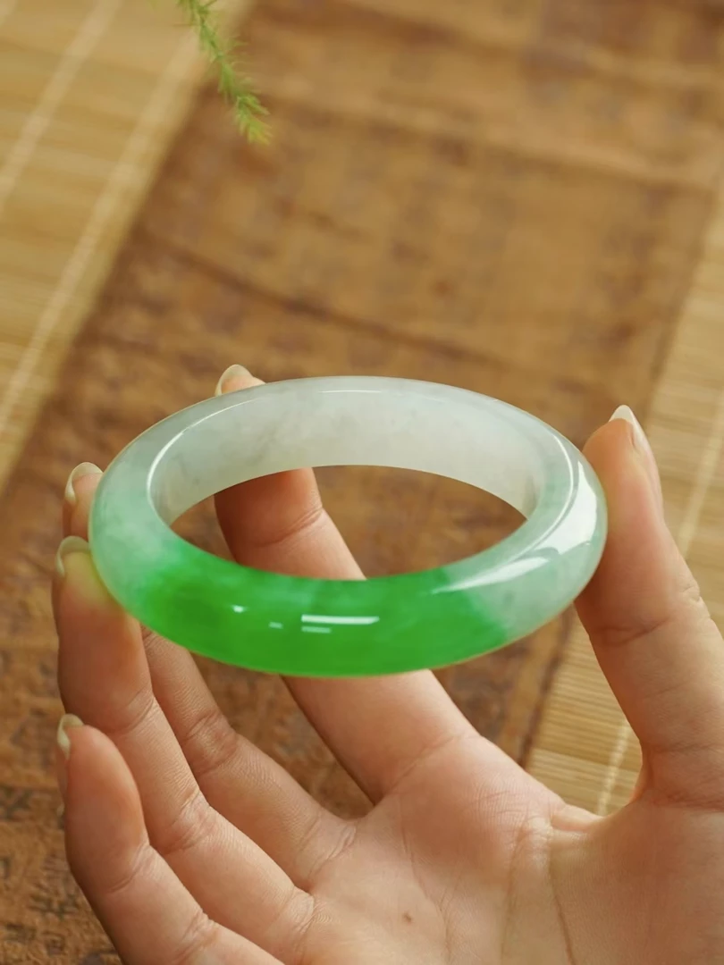 A44云缅时尚精美冰透手镯多样性发其一