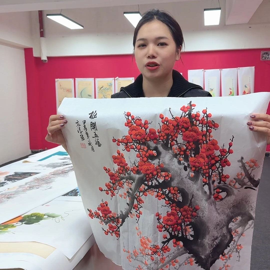 国画四尺斗方梅花。