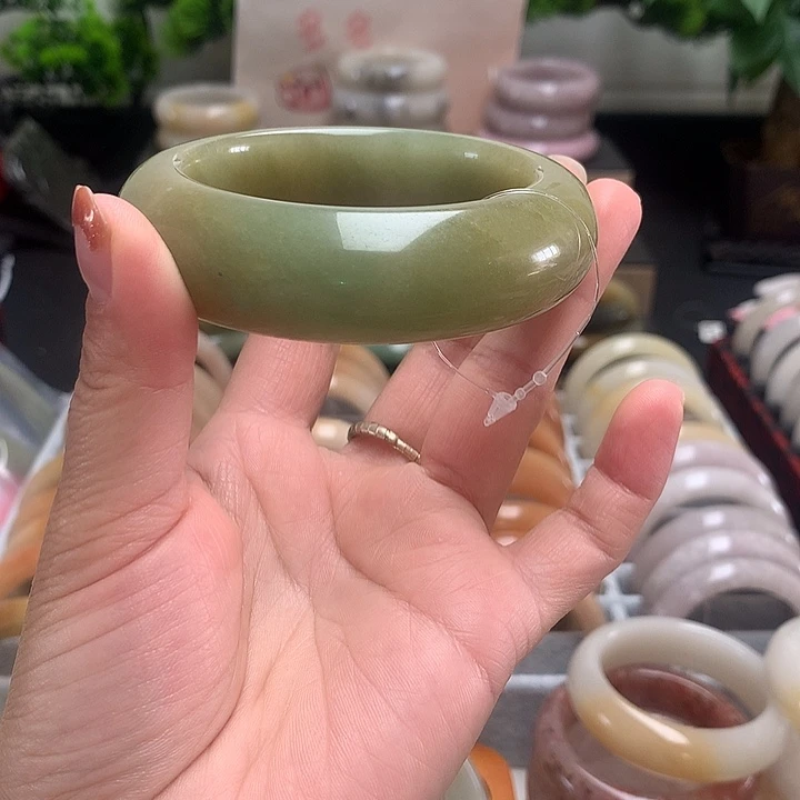 媛***士未镶嵌玉石英质玉（佘太翠）