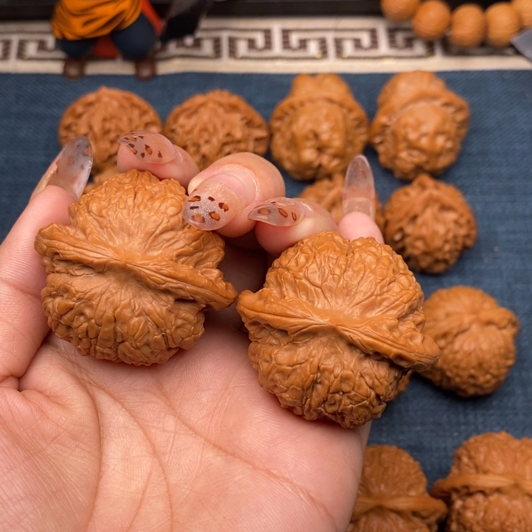 额***纳文玩核桃吊坠血麒麟