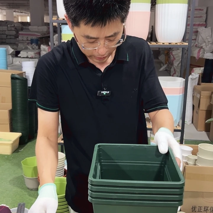 方形200口20高22军绿带托4只