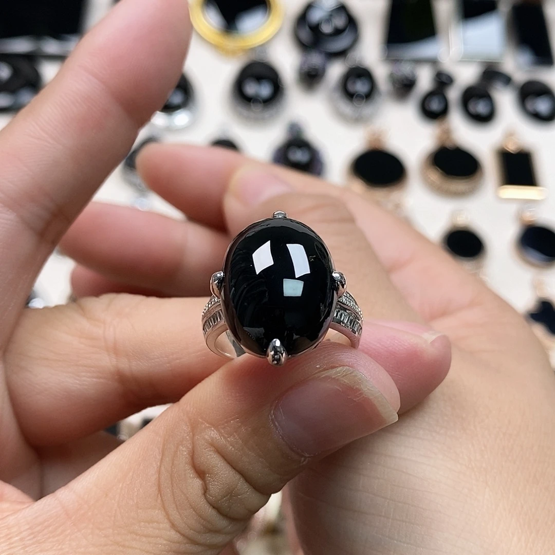 翡翠18K金镶嵌戒指