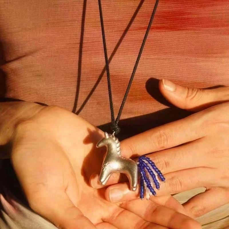 铜合金项链 饰品小马流苏项链女新款轻奢小众设计高级感编绳长款