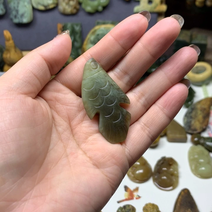 透闪石质玉未镶嵌颈饰