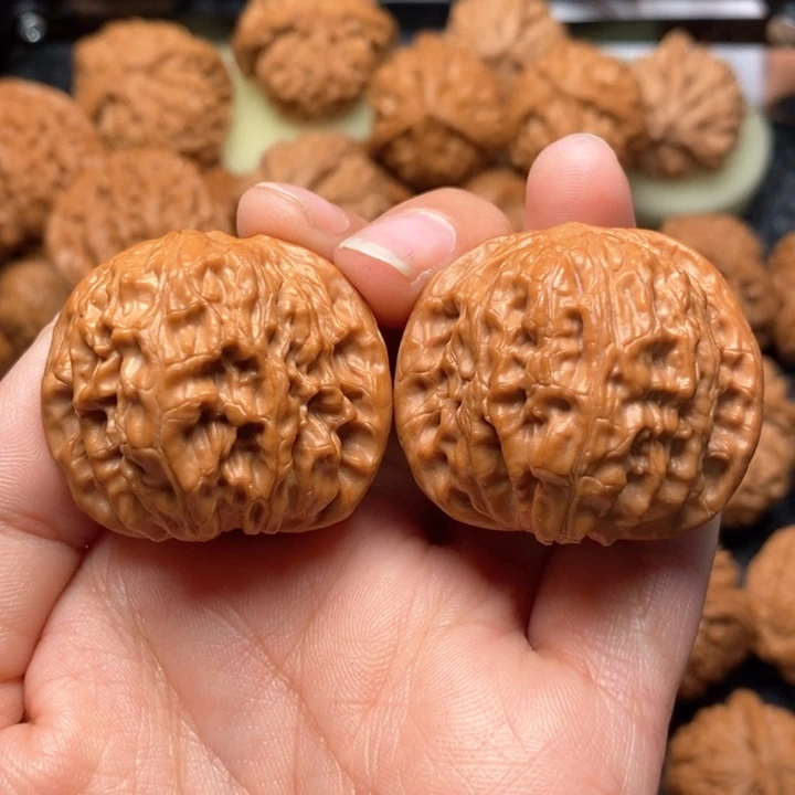 文玩核桃把件野生红皮正磨38